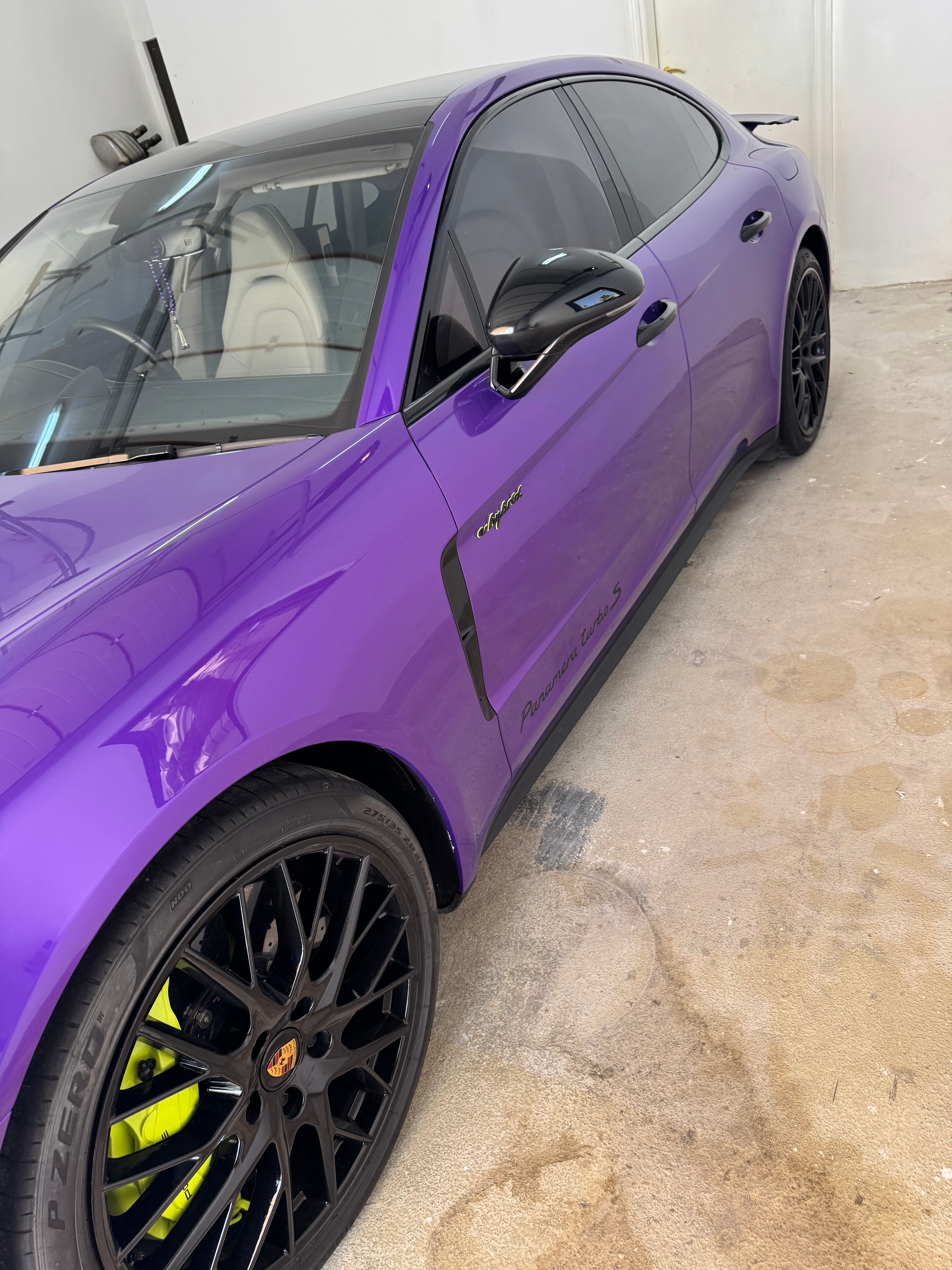 Violett Porsche Panamera Turbo S E-Hybrid 2023